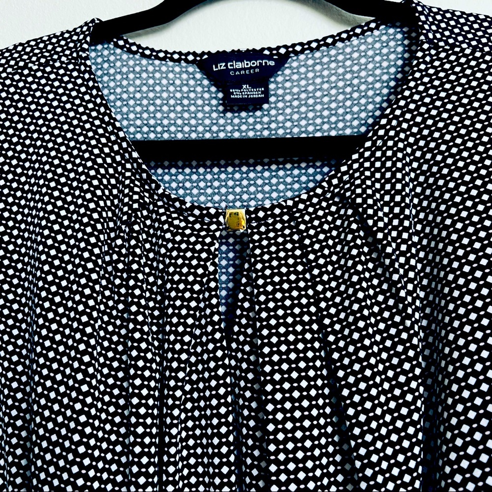 Black/white top for business and casual look.